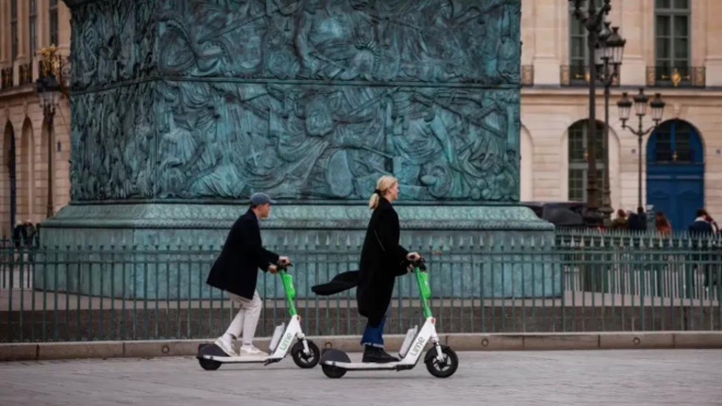 Dos personas circulan en patienete de alquiler por París / EFE