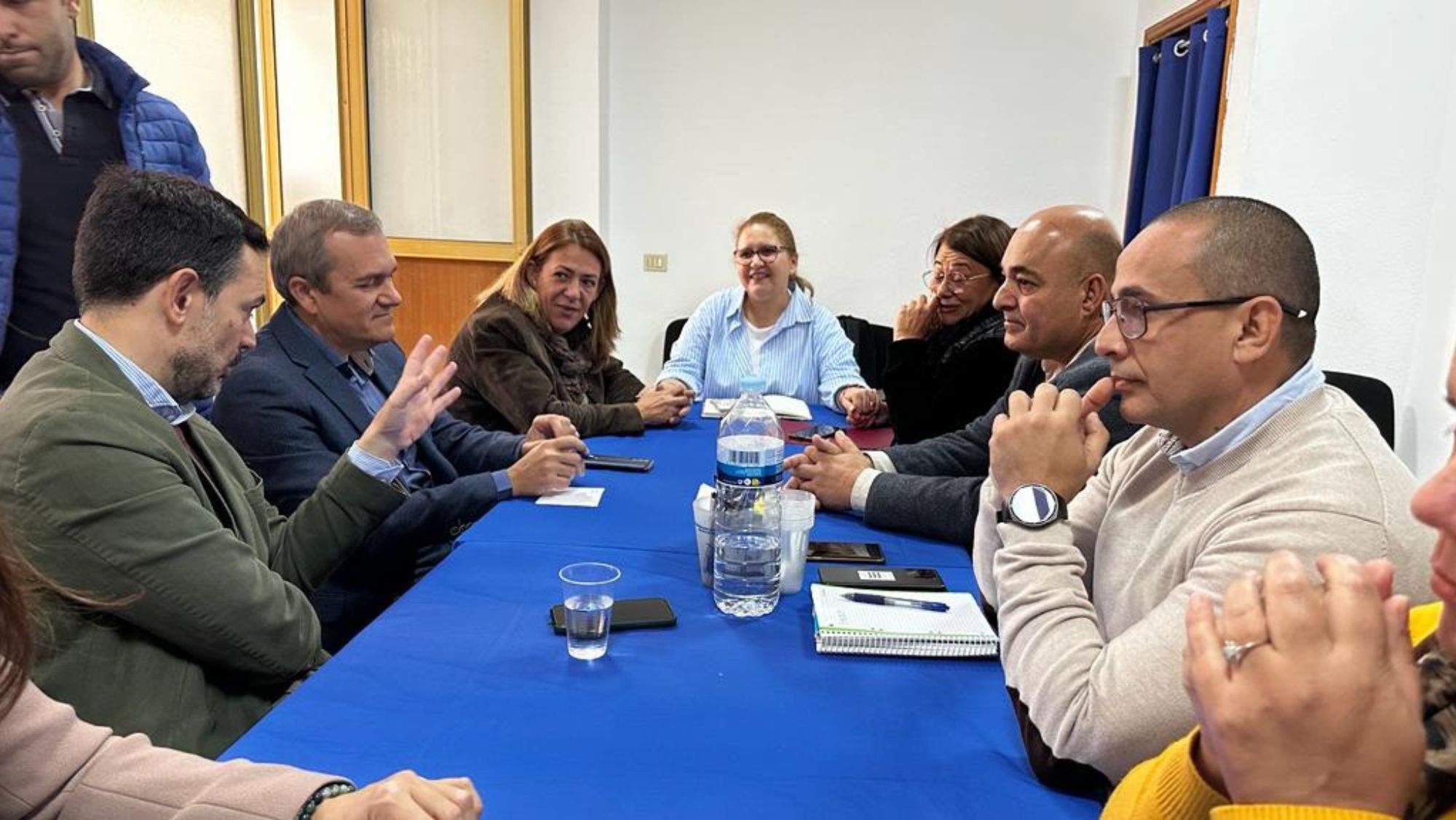 El candidato del Partido Popular a la presidencia del Cabildo de Tenerife, Lope Afonso, reunido con una representación de los taxistas de los municipios de Granadilla y Adeje / CEDIDA