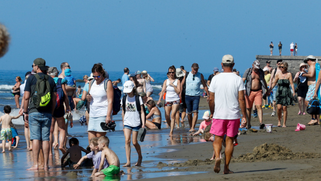 Turistas en la playa de Maspalomas / ELVIRA URQUIJO - EFE 