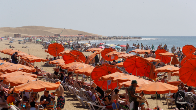 Turistas en la playa de Maspalomas / ELVIRA URQUIJO EFE(1)