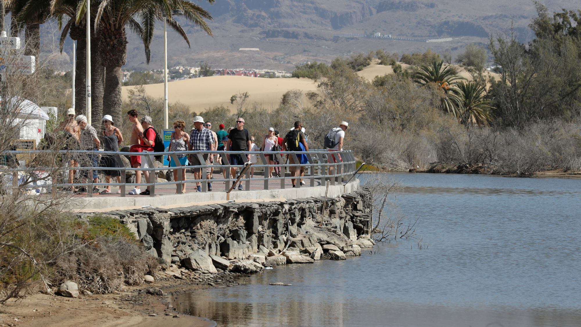 Turistas paseando en Maspalomas / ELVIRA URQUIJO - EFE 
