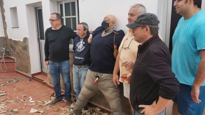 Vecinos de Taganana con el muñeco que representa a Judas / CEDIDA