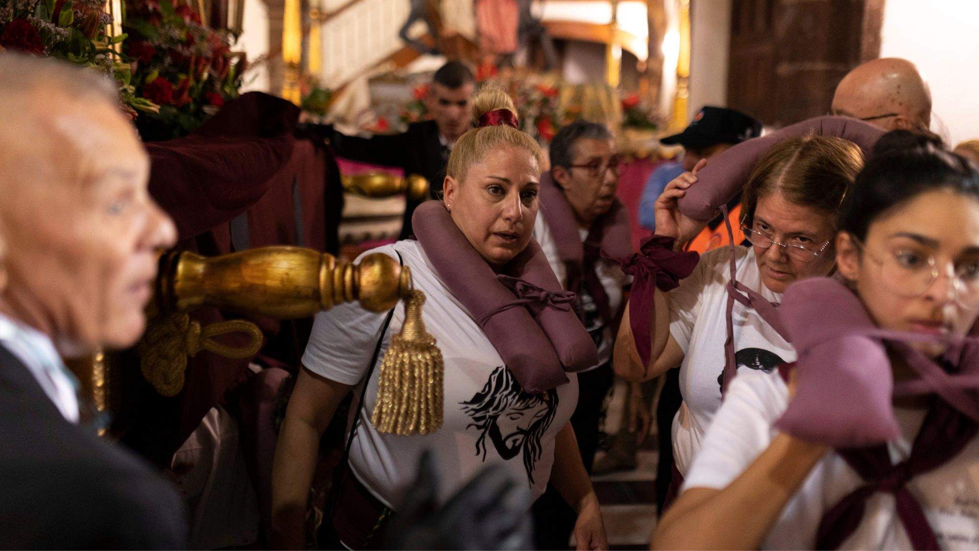 Un grupo de mujeres cargando al Cristo del Jesús Cautivo / EFE - MIGUEL BARRETO