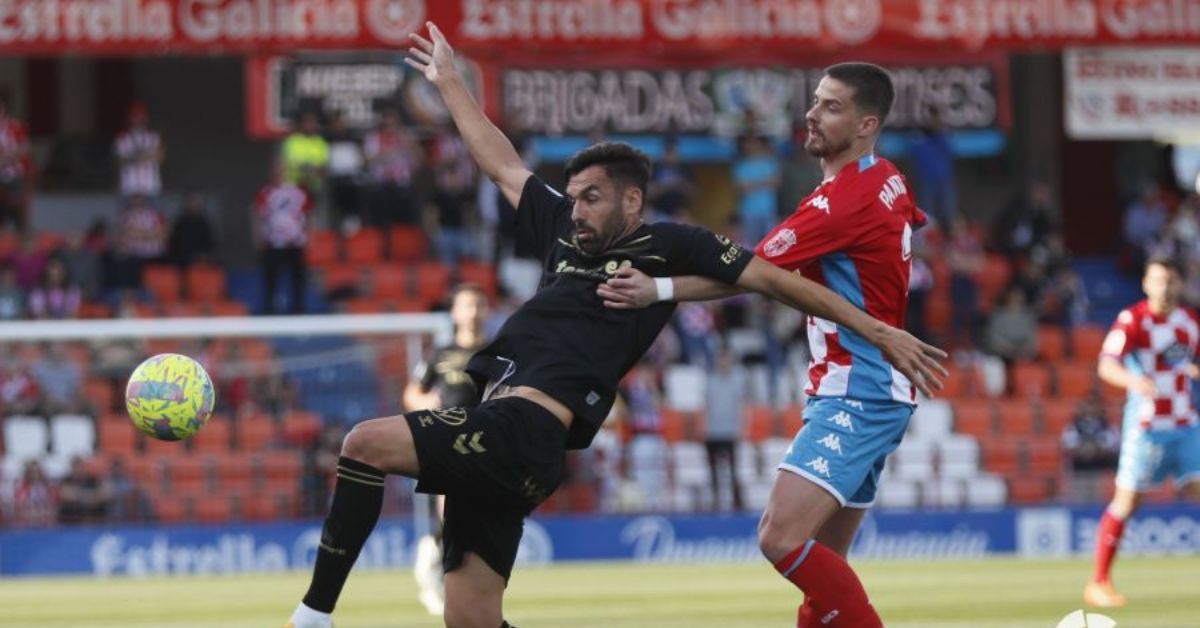 Gallego y Pantic disputan la posesión de balón en el duelo sin goles entre Lugo y Tenerife en el Anxo Carro./ LALIGA.