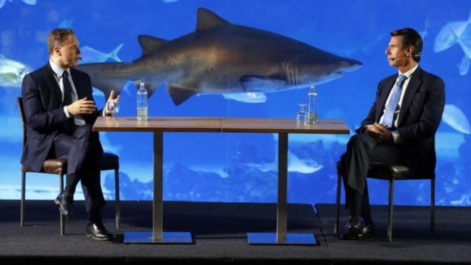 José Manuel Soria, a la derecha, durante un encuentro que mantuvo con Daniel Lacalle contratado por el Gobierno de España para defender los intereses del Estado en Reino Unido tras las denuncias provocadas por los recortes de las renovales José Manuel Soria, a la derecha, durante un encuentro que mantuvo con Daniel Lacalle contratado por el Gobierno de España para defender los intereses del Estado en Reino Unido tras las denuncias provocadas por los recortes de las renovales