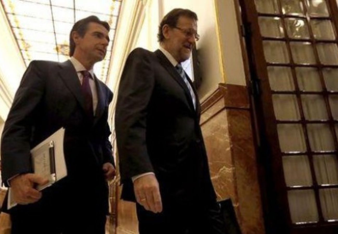 Soria y Rajoy, en los pasillos del Congreso de los Diputados, cuando ambos formaban parte del Gobierno de España. / EFE