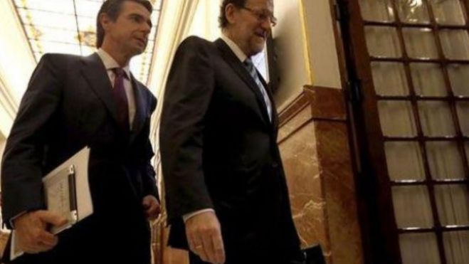 Soria y Rajoy, en los pasillos del Congreso de los Diputados, cuando ambos formaban parte del Gobierno de España. / EFE