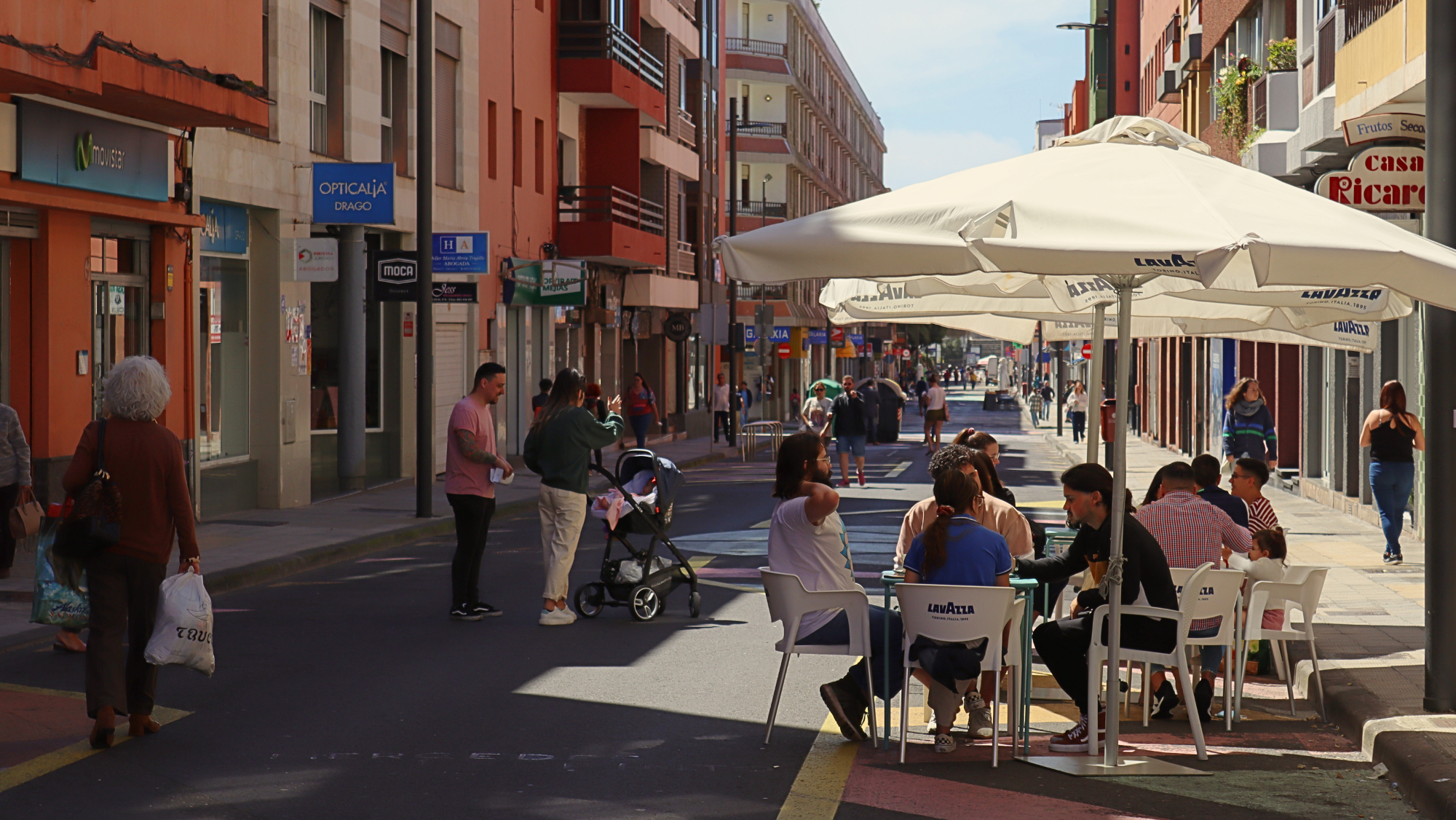 Varias personas disfrutan en las mesas de un bar en La Laguna, Tenerife (Canarias). / ATLÁNTICO HOY
