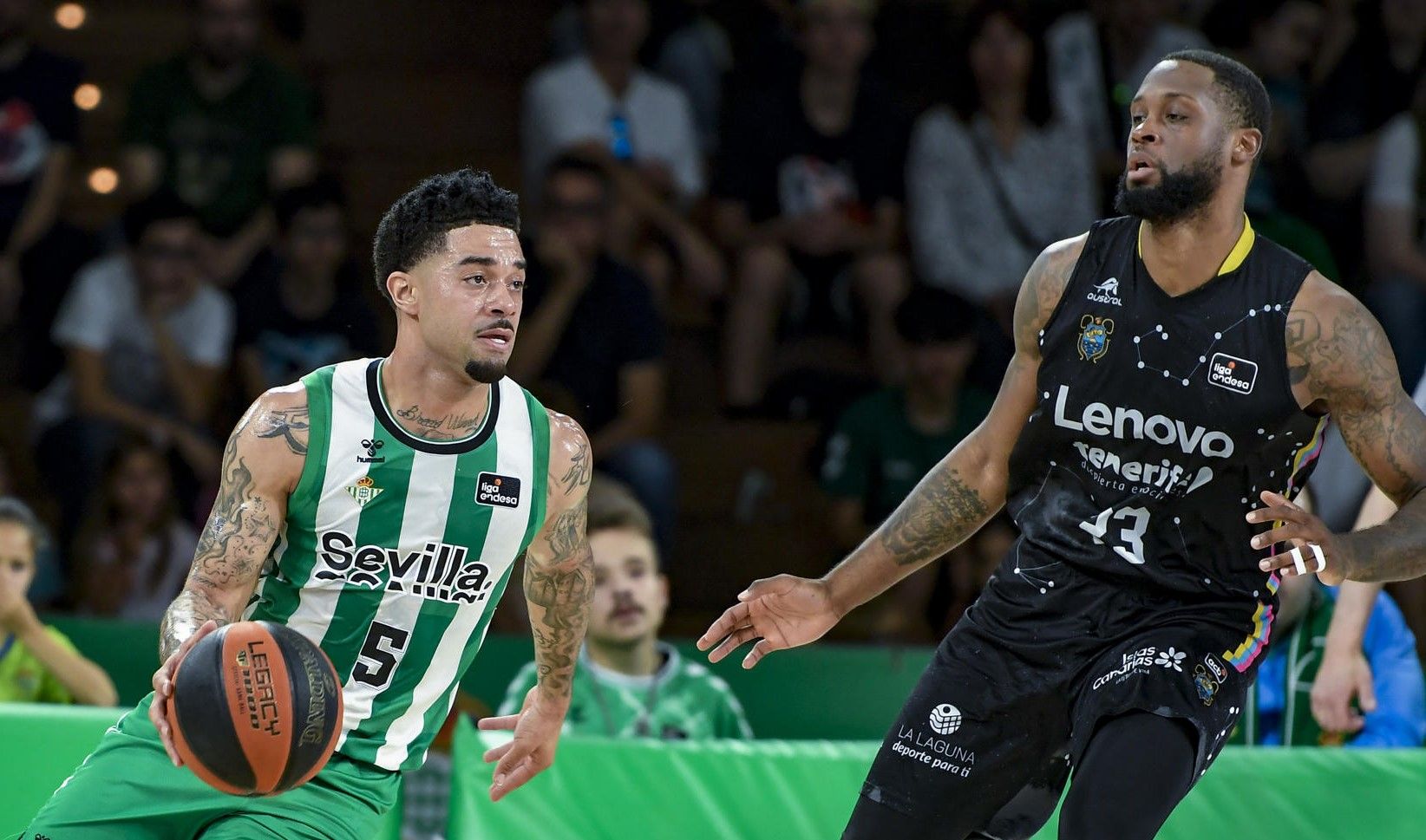 Gray y Cook sobre la pista del San Pablo, donde el CB Canarias perdió por 80-76 frente al Real Betis./ EFE.