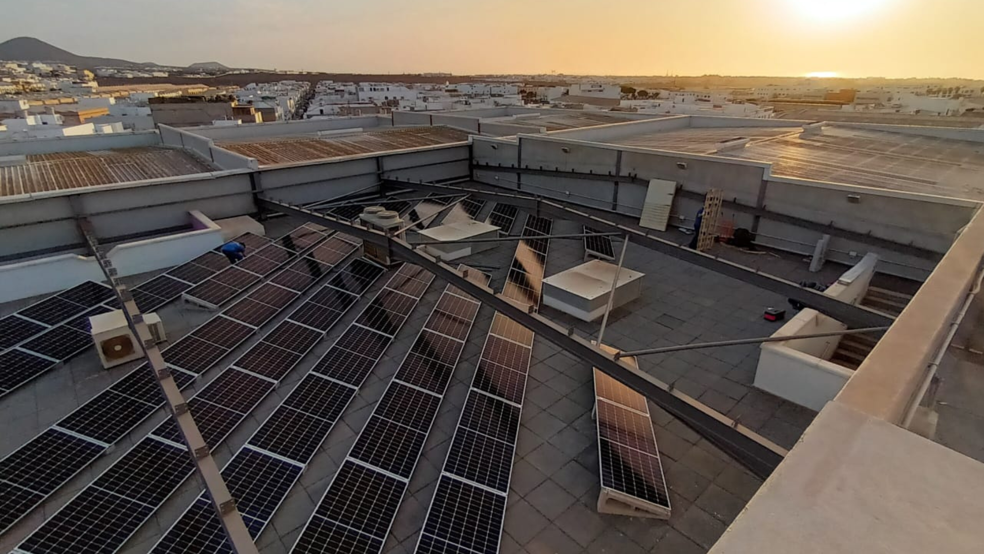 Placas fotovoltaicas en una azotea - CÁMARA DE COMERCIO DE LANZAROTE Y  LA GRACIOSA