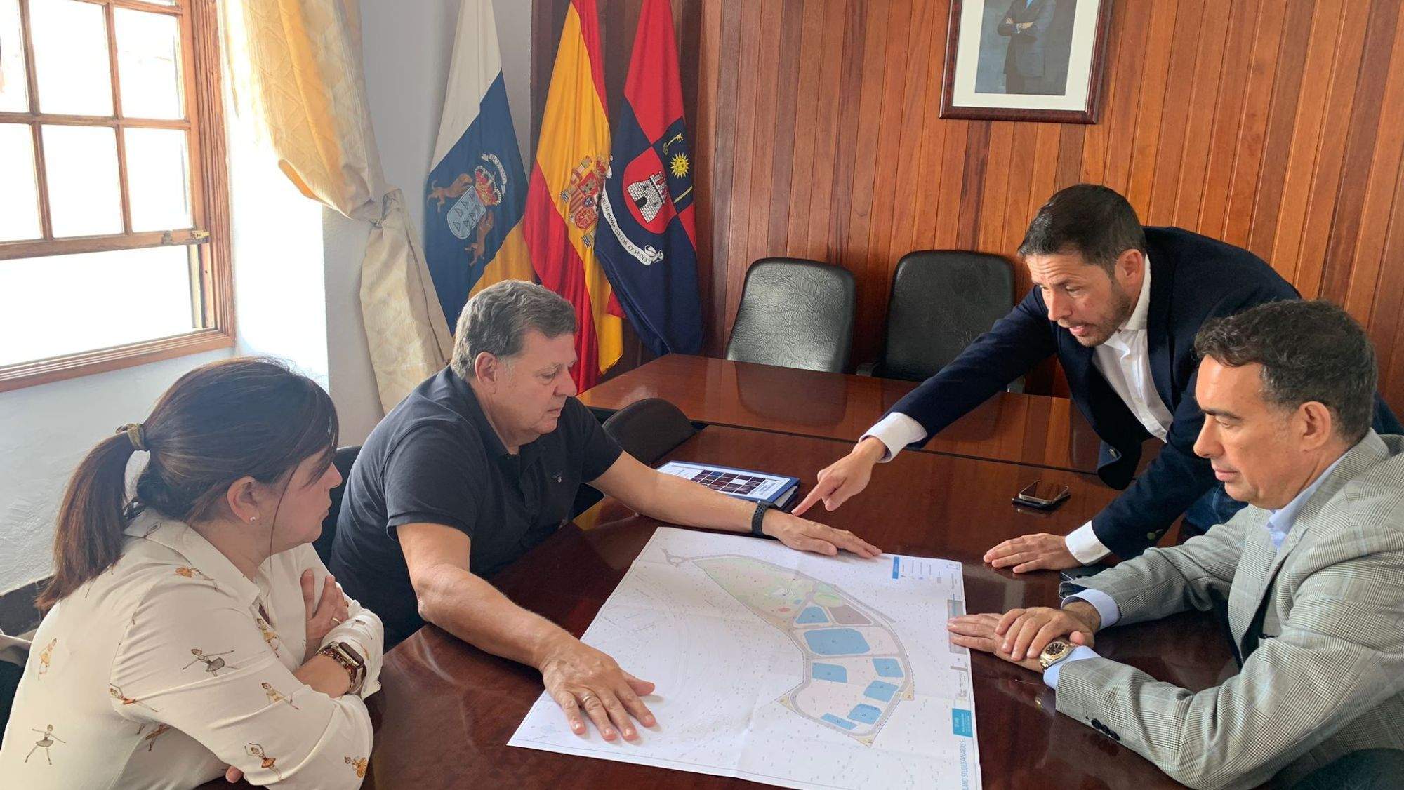 De izquierda a derecha, Desireé Alemán, Francisco González, Héctor Suárez y José Antonio Newport, durante la reunión que mantuvieron este lunes. / AYUNTAMIENTO DE TELDE