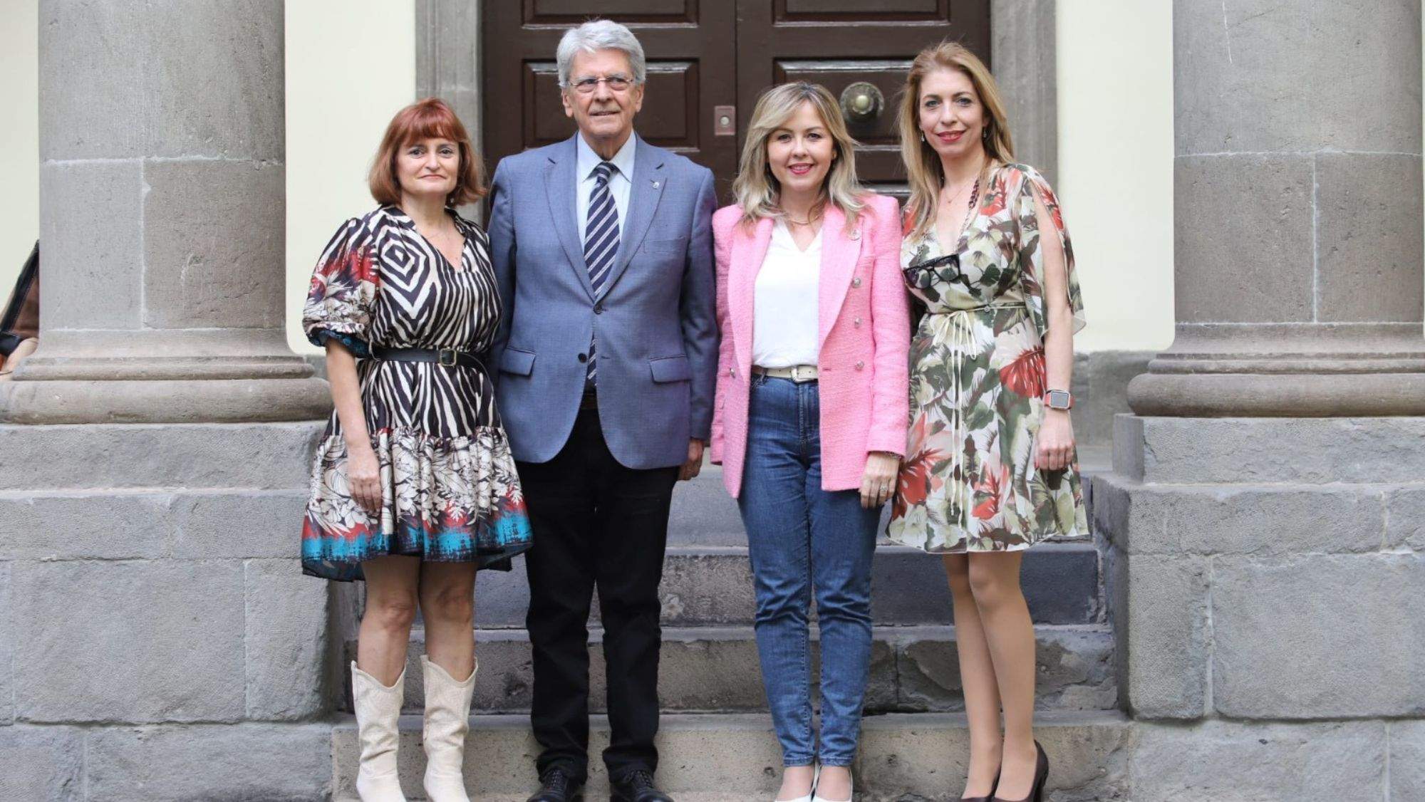 De izquierda a derecha, Inés López, el consejero del Gobierno de Canarias, Julio Pérez, la directora de Transparencia del Gobierno de Canarias, Marta Saavedra y la pedagoga Mónica González / CEDIDA