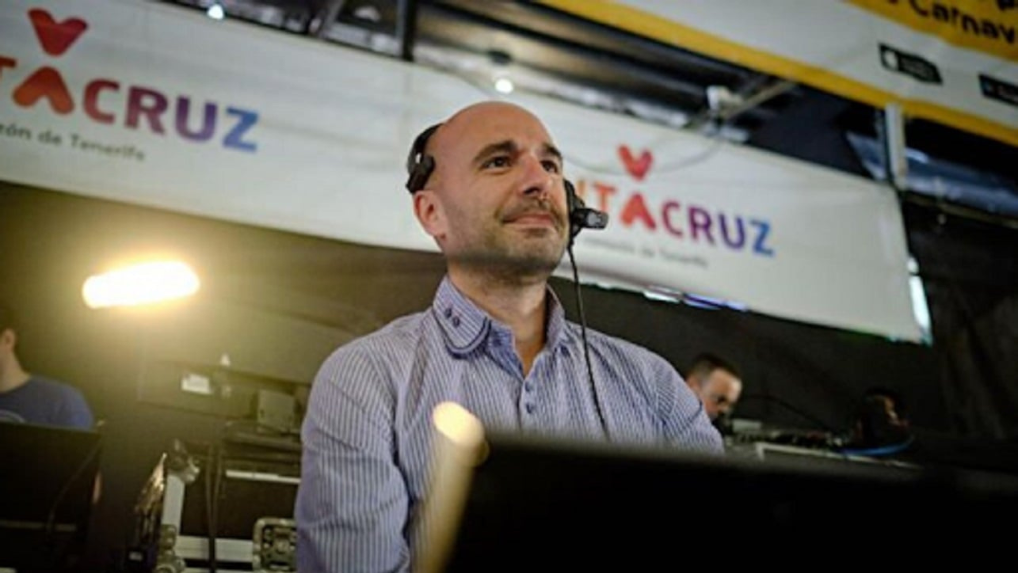 Enrique Camacho durante la organización de la gala de carnaval. / CEDIDA