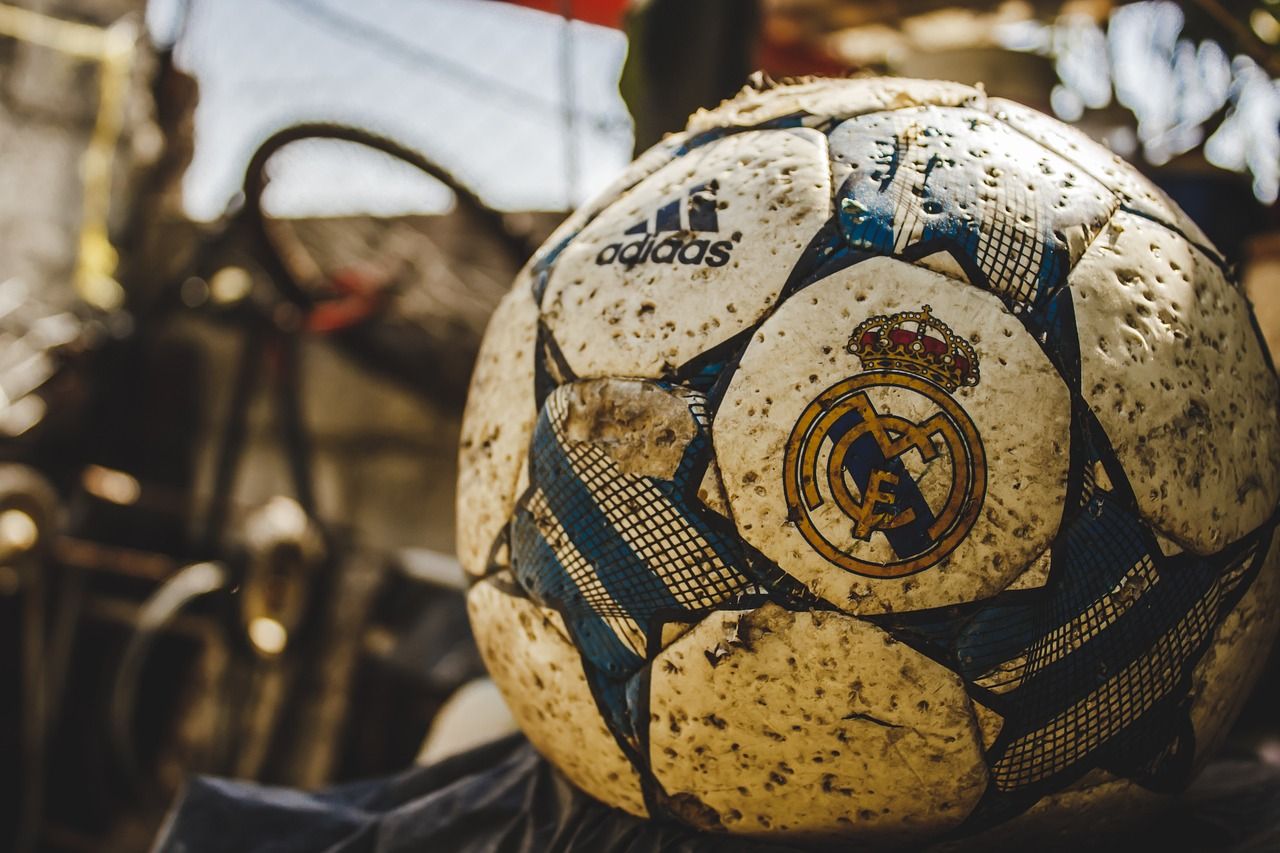Balón de fútbol desgastado con el escudo del Real Madrid / PIXABAY