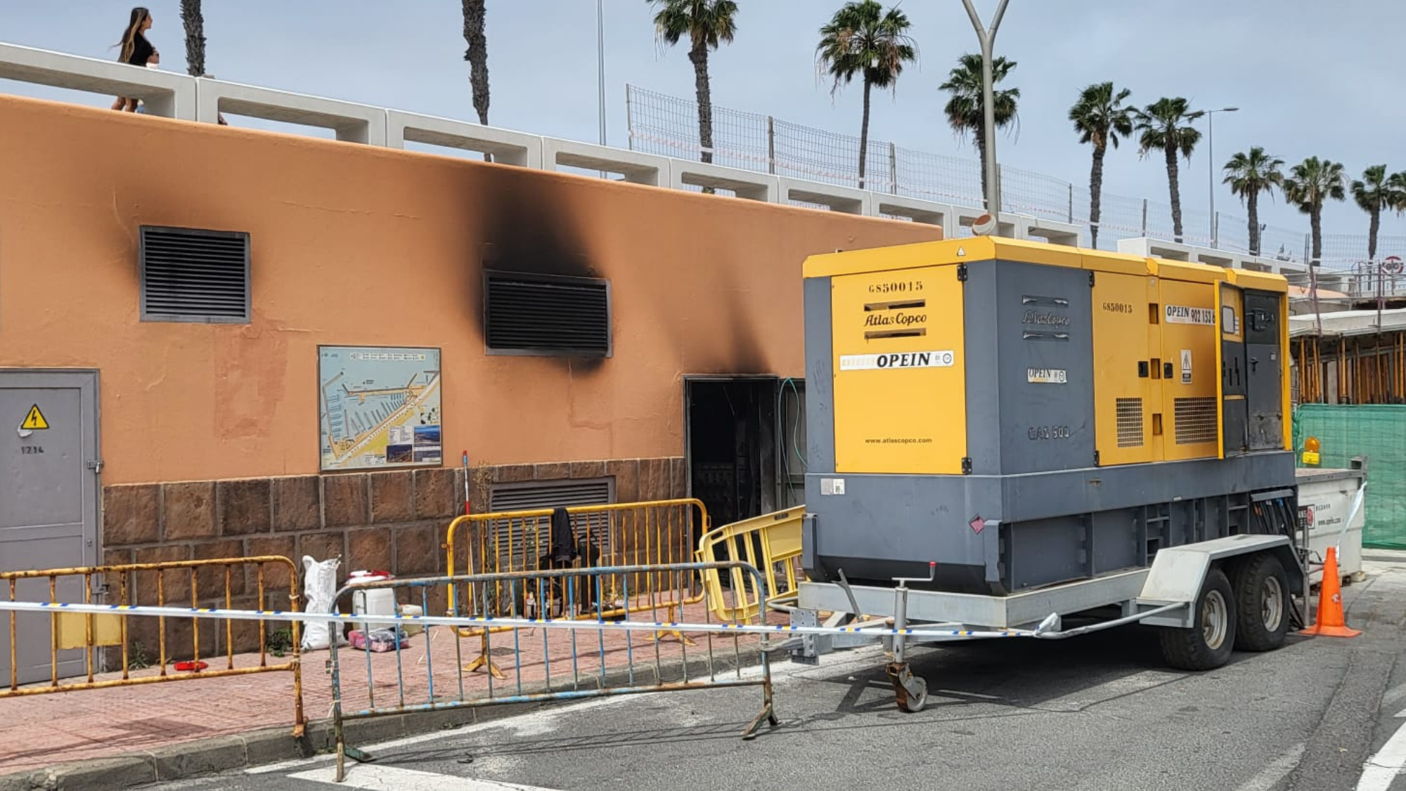 Imagen de los operarios mientras reparaban los desperfectos / ATLÁNTICO HOY - G. DÍAZ MEDINA