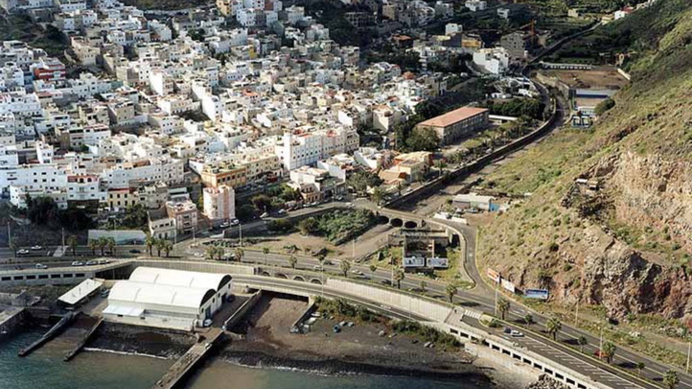 Un menor, grave tras ser rescatado del mar en la playa de Valleseco