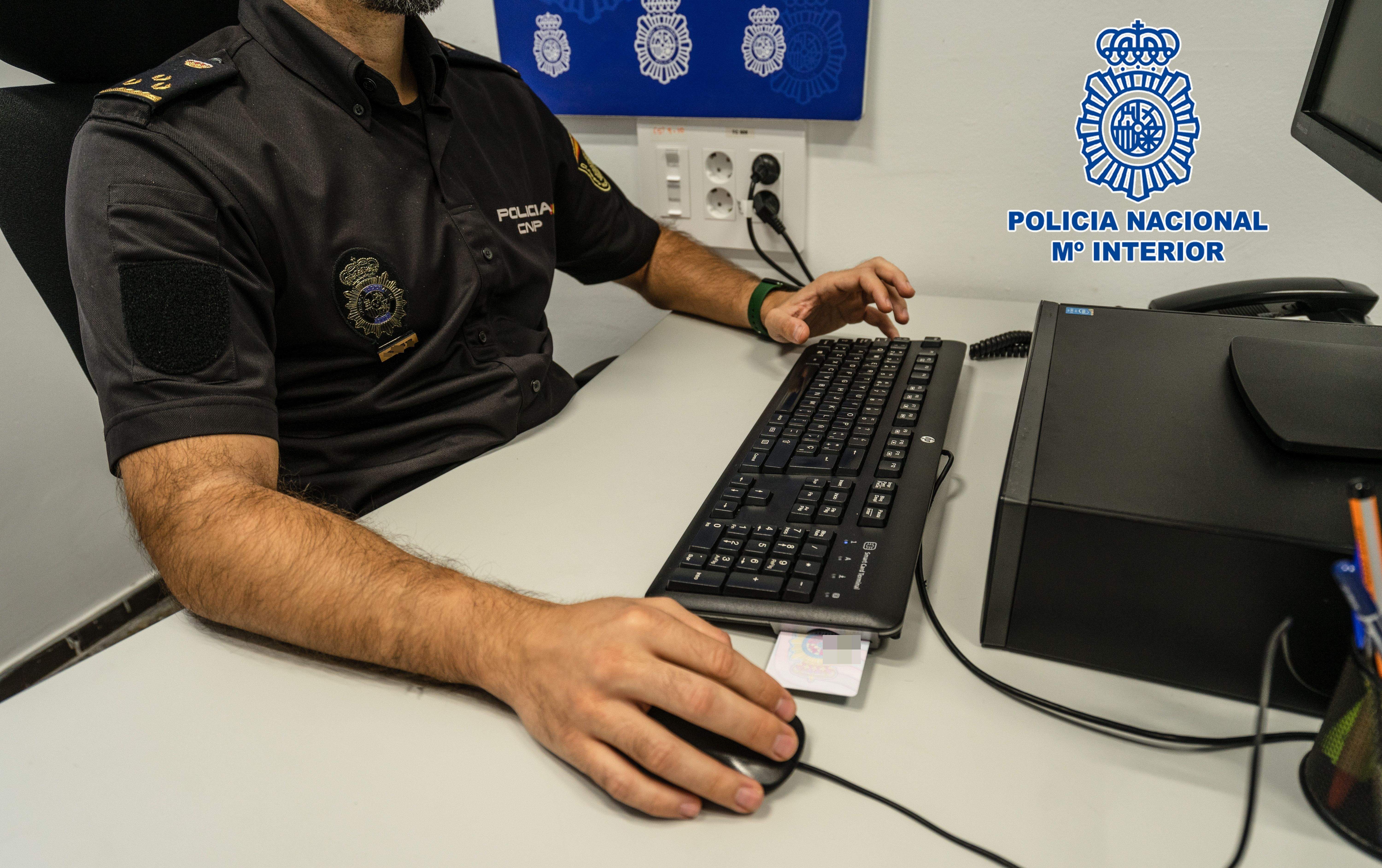 Un agente de la Policia Nacional en plena investigación. / CEDIDA