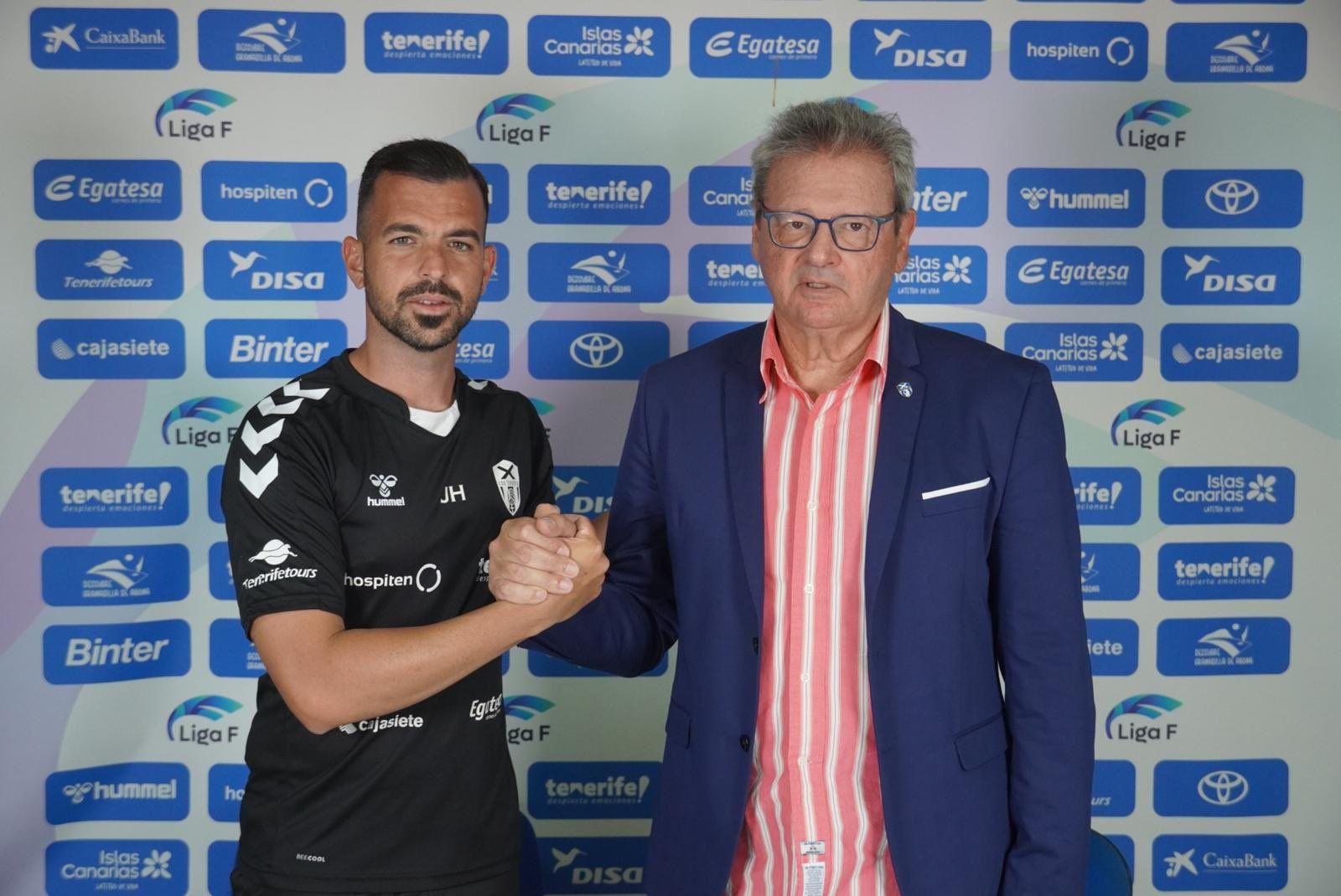 El entrenador José Herrera y el técnico Sergio Batista tras la firma de la ampliación de contrato por una temporada con opción a otra más./ UD GRANADILLA TENERIFE.