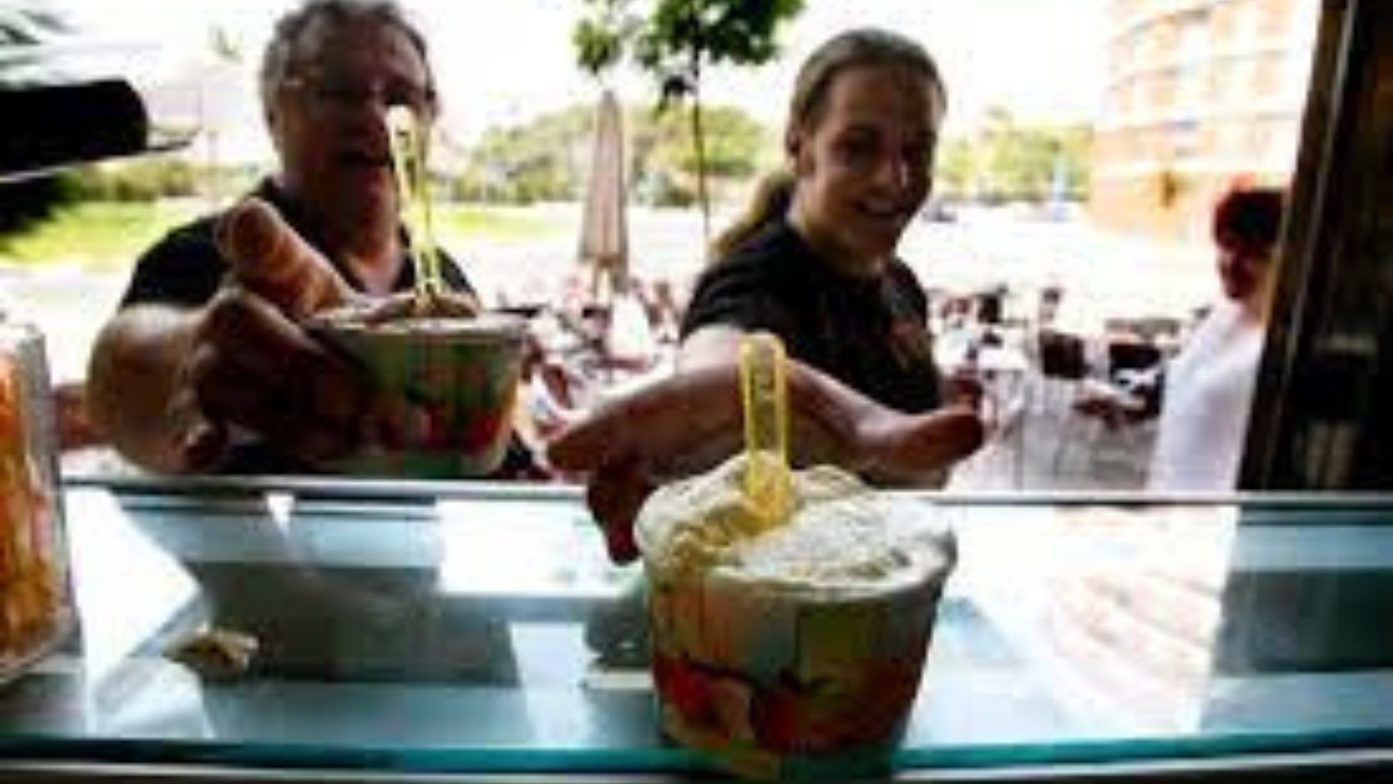 Dos hombres compran helados. / MANUEL LORENZO-EFE