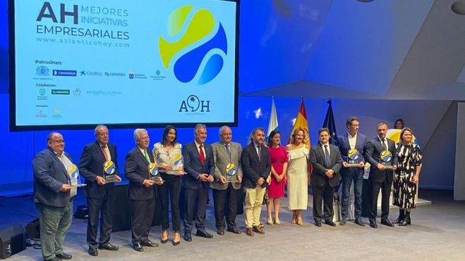 Foto de familia de los ganadores de los premios a las Mejores Iniciativas Empresariales Atlántico Hoy / AH