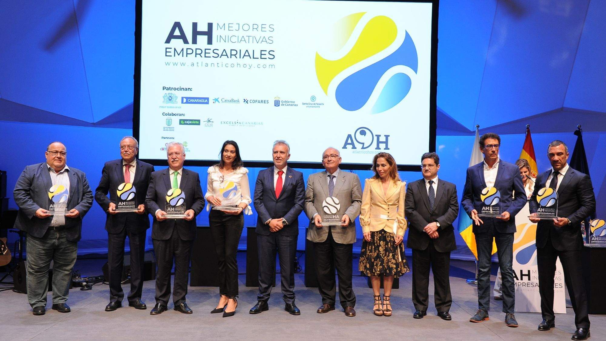 Juan Barreto (2º por la izq.) junto al resto de ganadores de los premios a las Mejores Iniciativas Empresariales Atlántico Hoy / AH