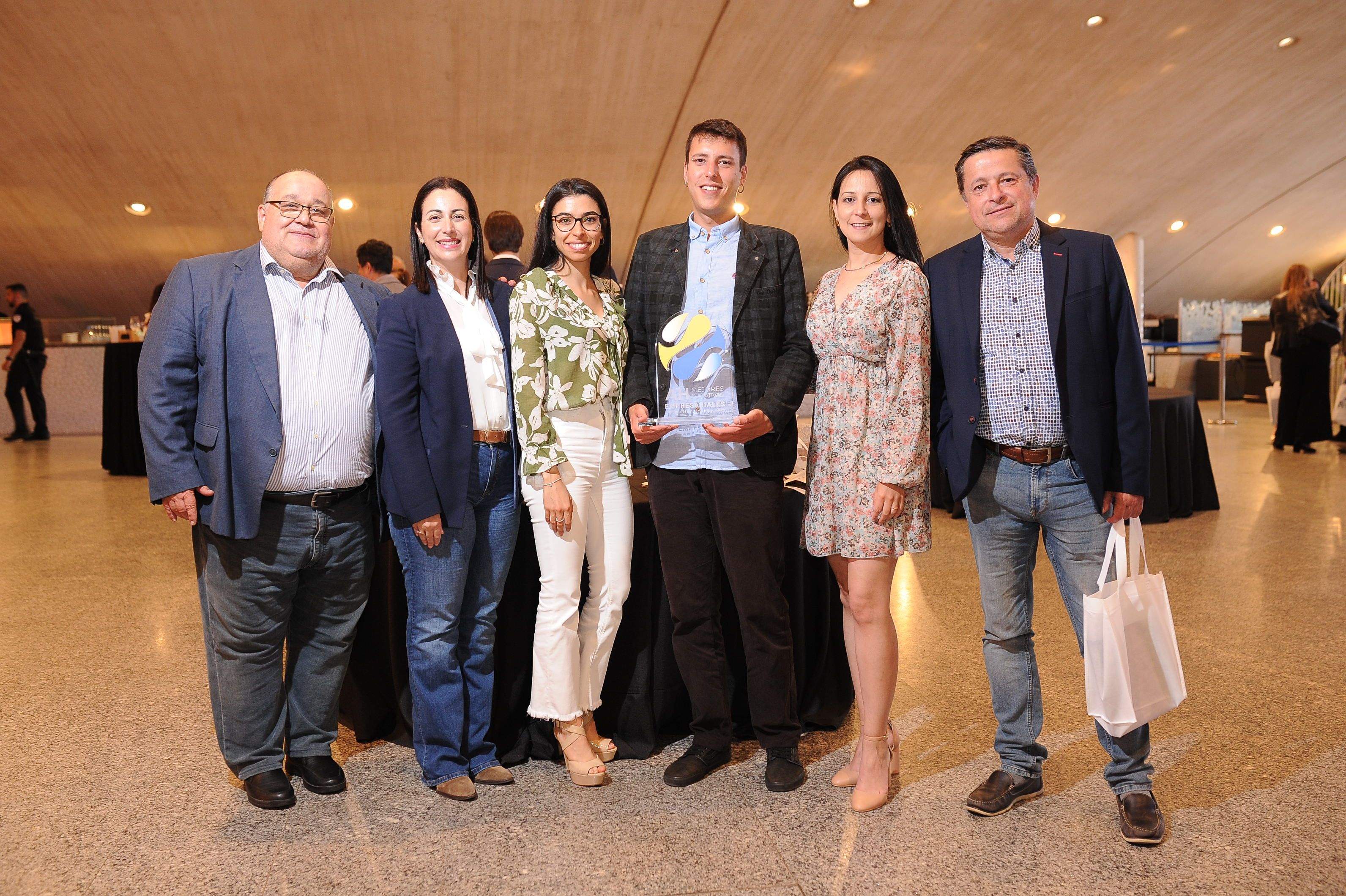 Nemesio Pérez y otros representantes de Involcan, tras recibir el premio./