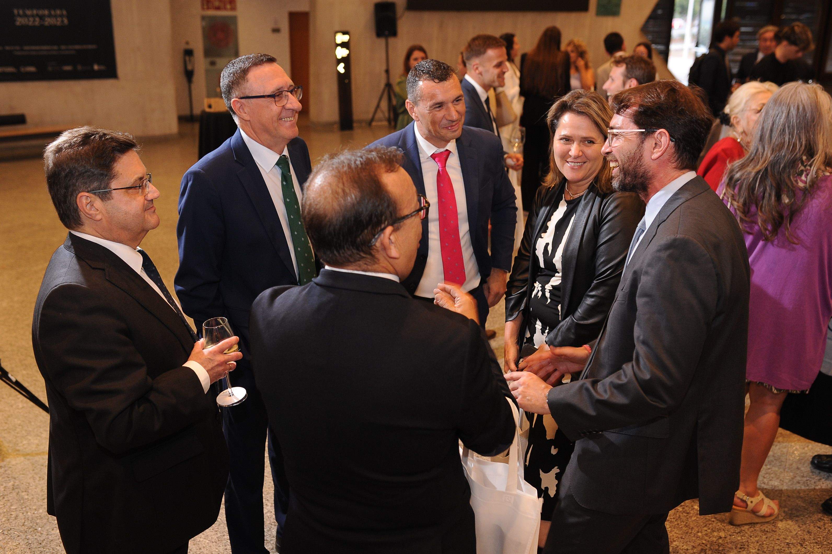 El viceconsejero de la presidencia de Canarias, Antonio Olivera, rie en un corrillo en el que se encuentran Corviniano Clavijo, Alicia Vanoostende y Fernando Berge./