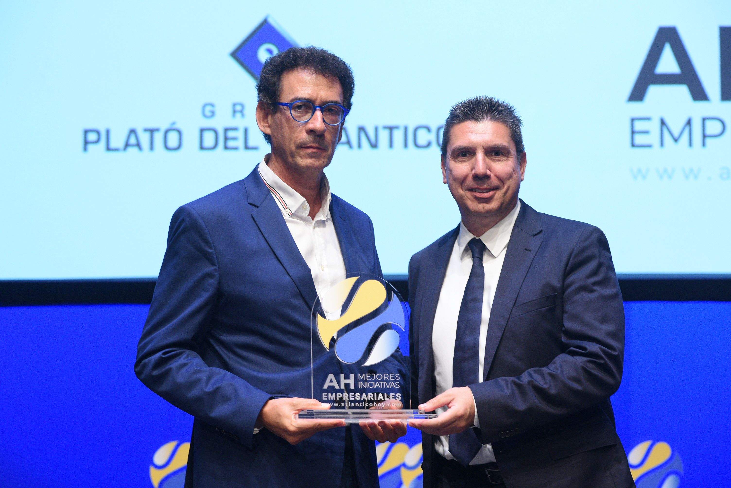 Lucas Fernández, presidente del Grupo Plató del Atlántico, recibe el galardón en la categoría de Audiovisual de la mano de Joan Ramón Casals, director general de Excelsia Canarias./