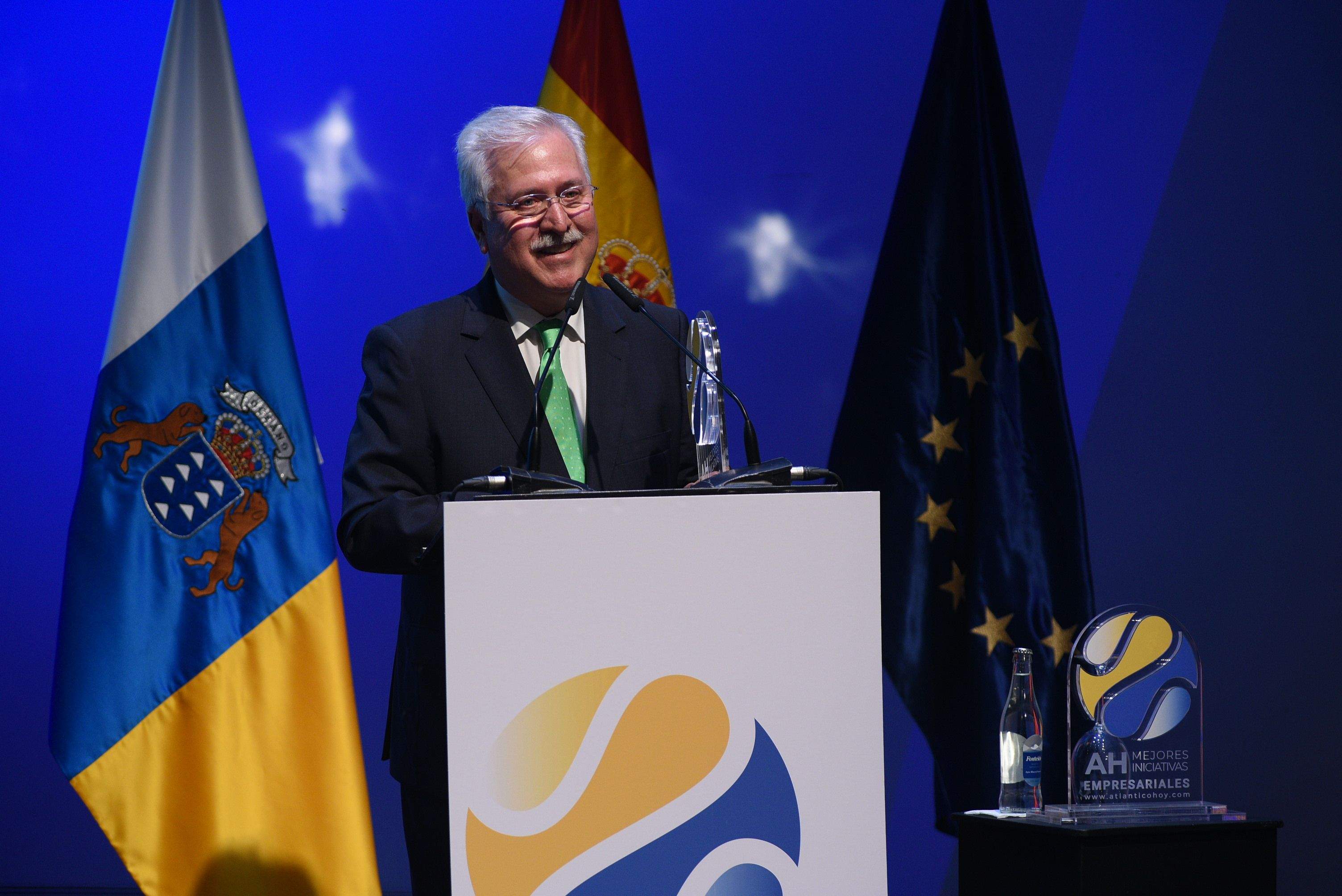 Juan Ramsden, coordinador general de Binter, tras recoger el premio a la Mejor Iniciativa Empresarial de Transporte./