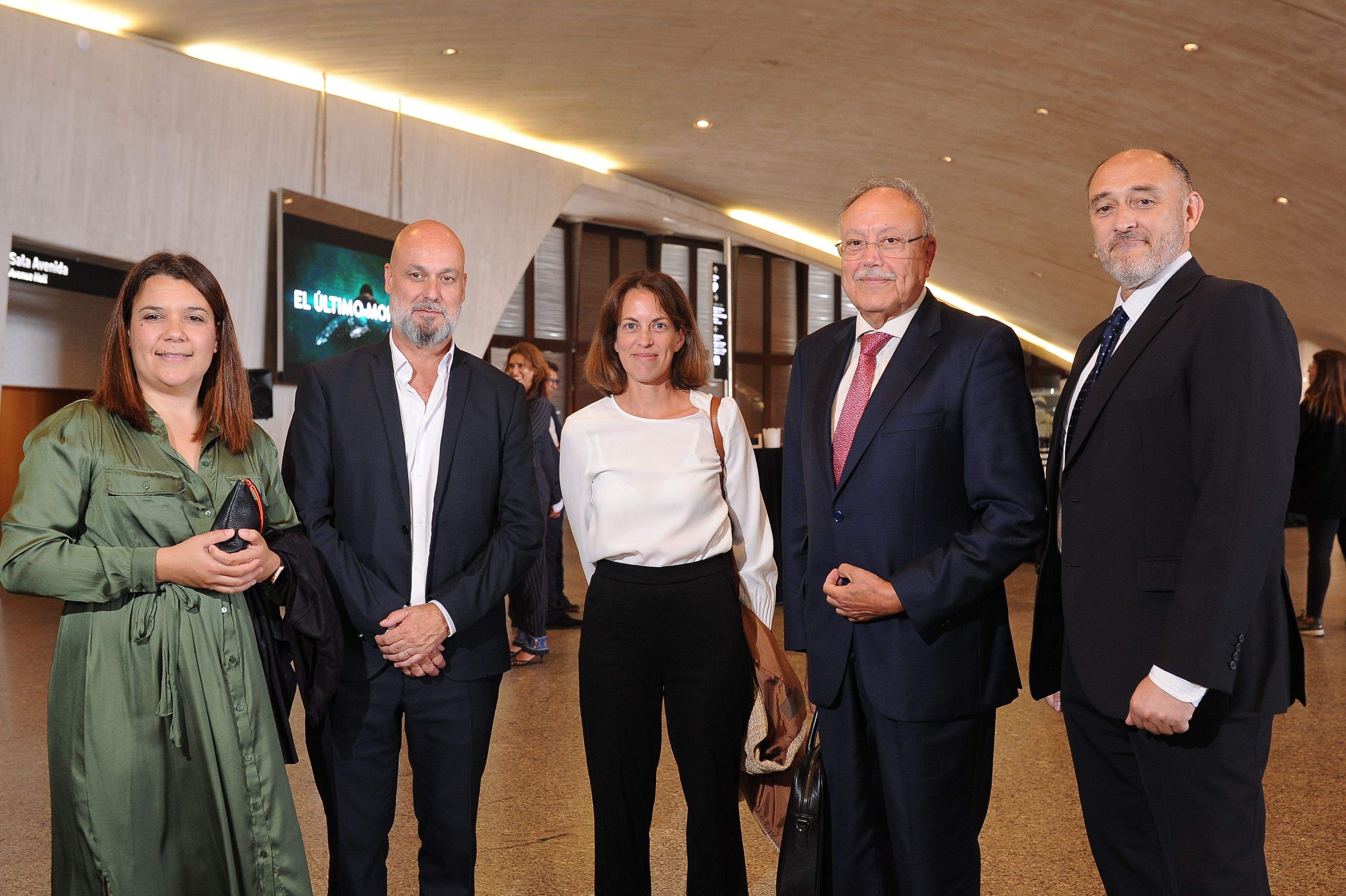 La directora general de GMG (izq) posa junto a otros invitados al evento./