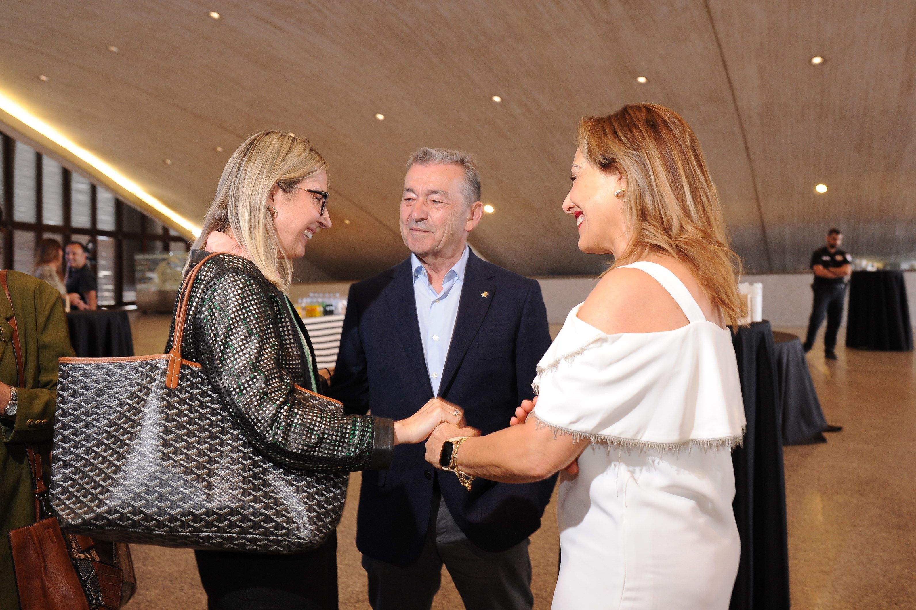 Berta Pérez saluda Cristiana Oliveira y Paulino Rivero./