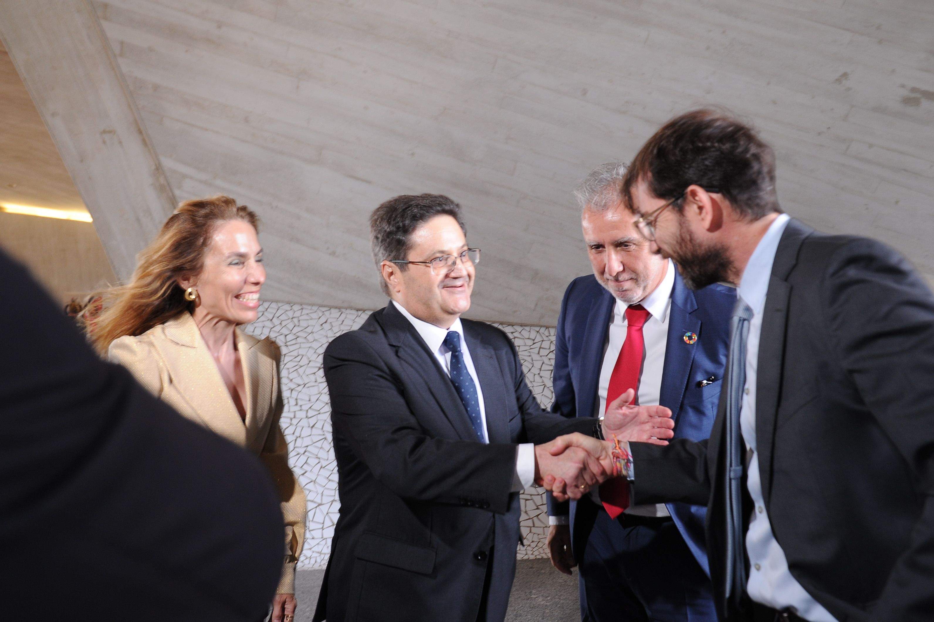 Antonio Olivera saluda a Corviniano Clavijo en presencia de Eva Moll y Ángel Víctor Torres./