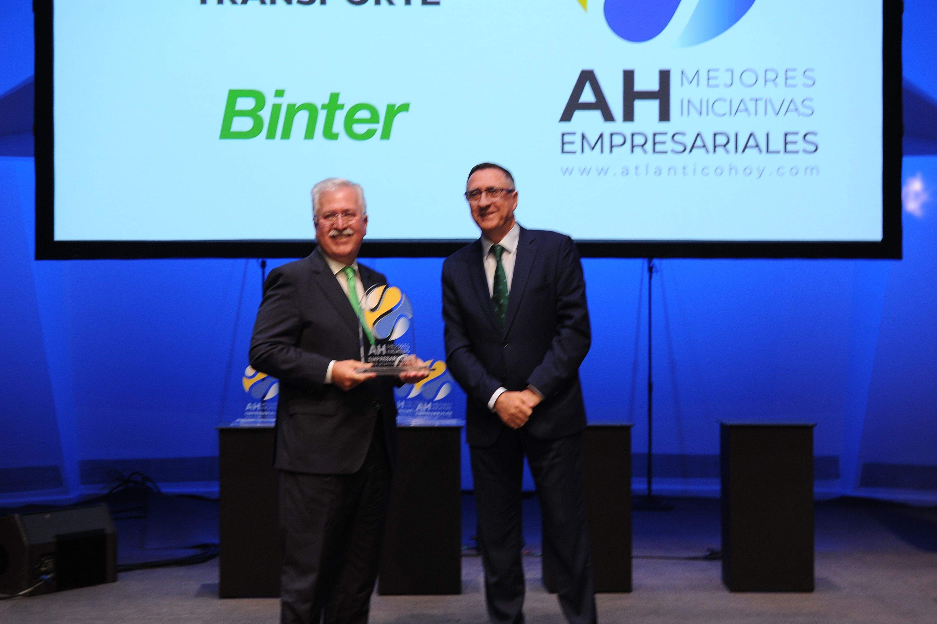El presidente de Cajasiete, Fernando Berge, entrega su premio a Juan Ramsden, coordinador general de Binter./