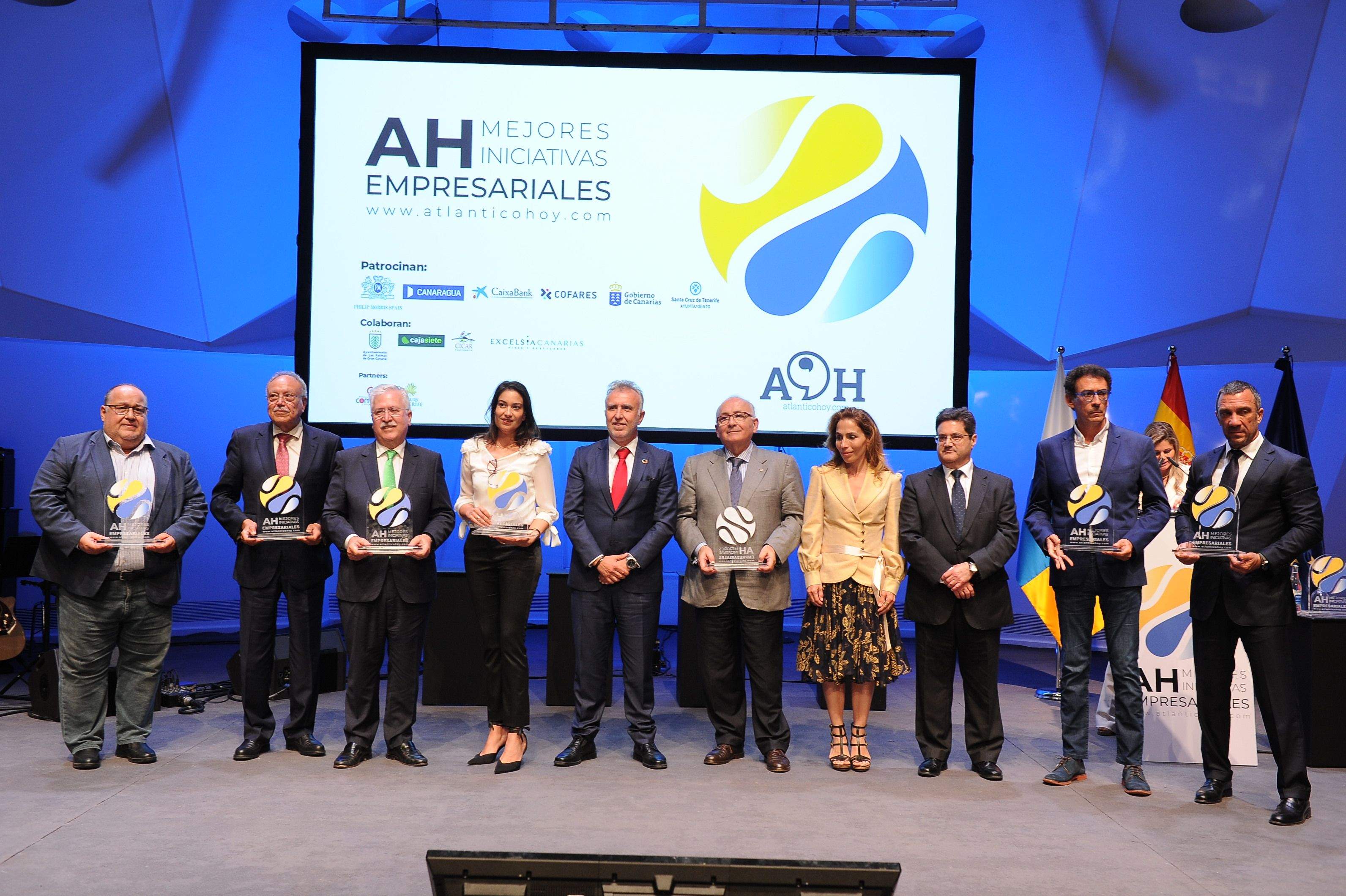 Foto de familia de los galardonados en los premios a las Mejores Iniciativas Empresariales de Atlántico Hoy./