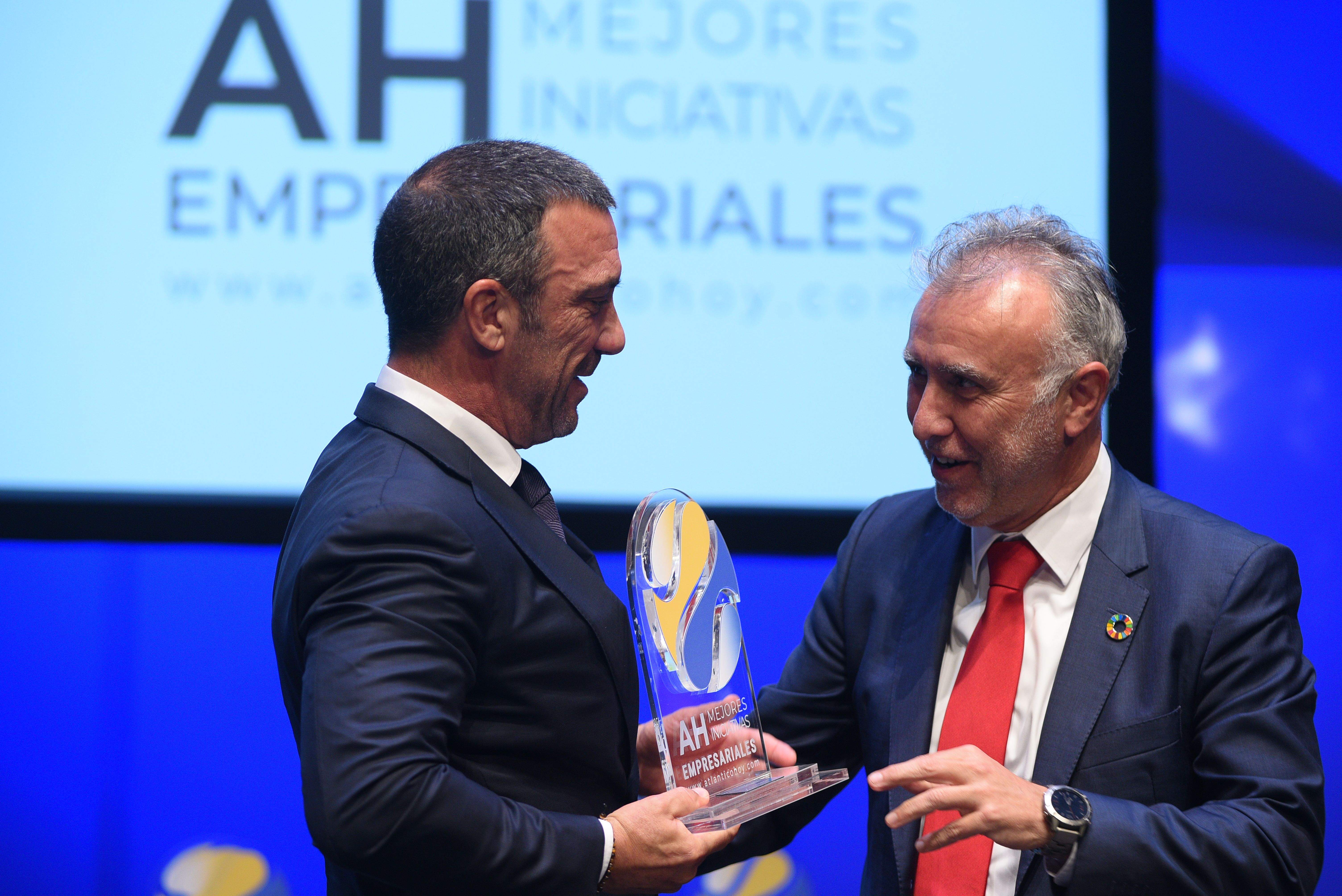Ángel Víctor Torres entrega su premio al presidente de Compañía de las Islas Occidentales, Francisco Javier Zamorano./