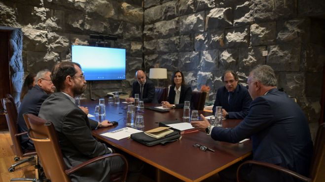 El presidente del Gobierno de Canarias, Ángel Victor Torres (d), se reunió este miércoles con el director general de Philip Morris para España y Portugal (2d); la directora general de Philip Morris en Canarias, Carmina Fusté (3d), y el director de Asuntos Corporativos y Comunicación de Philip Morris España en las Islas Canarias, José Segura (4d), para abordar la inversión de esta empresa de 15 millones de euros y la creación de 120 puestos de trabajo en Canarias.