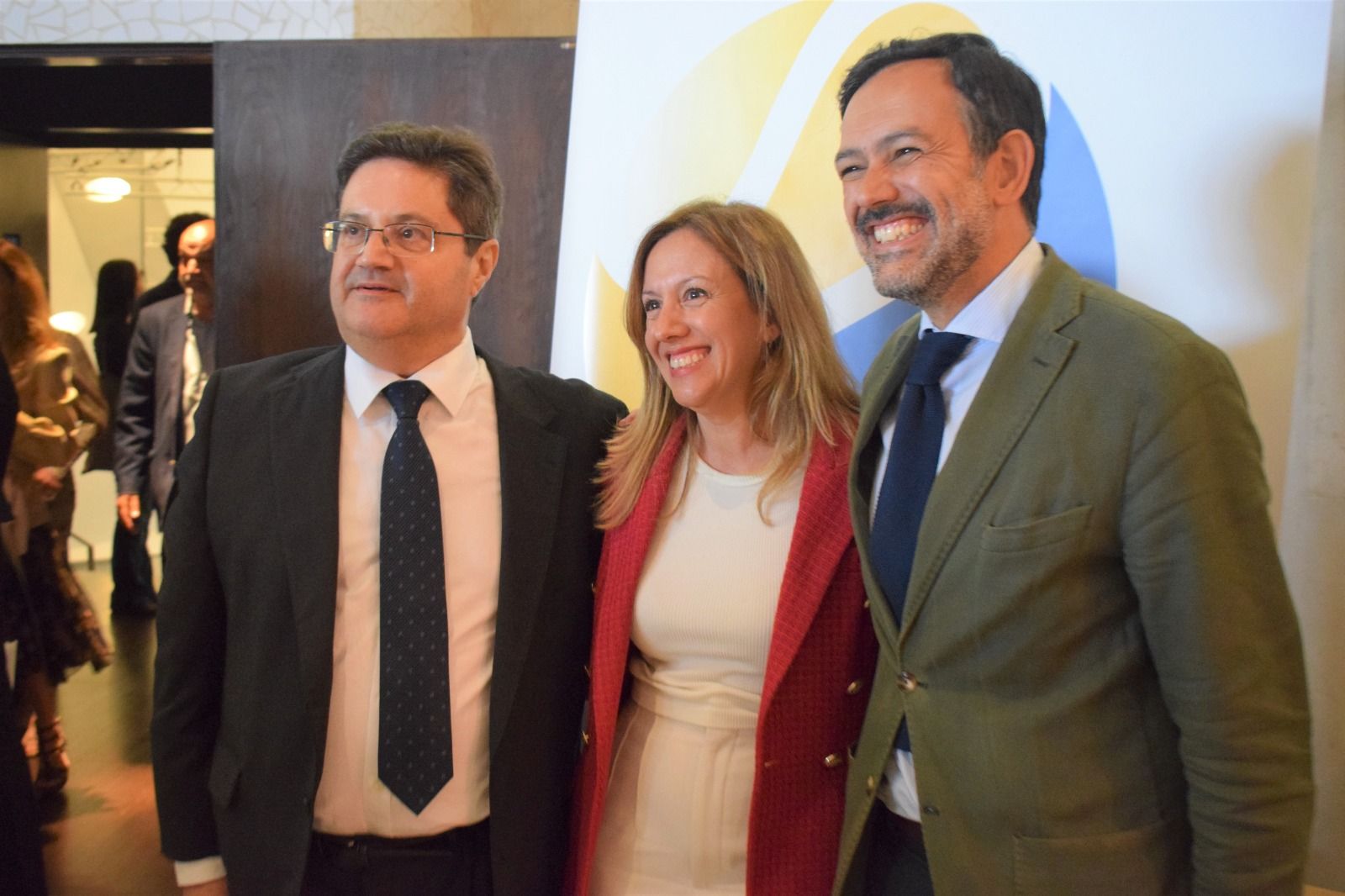 Corviniano Clavijo, presidente de Crónica del Atlántico Hoy, junto a Rosa Dávila (CC) y Lope Afonso, candidatos a la presidencia del Cabildo de Tenerife./ AH