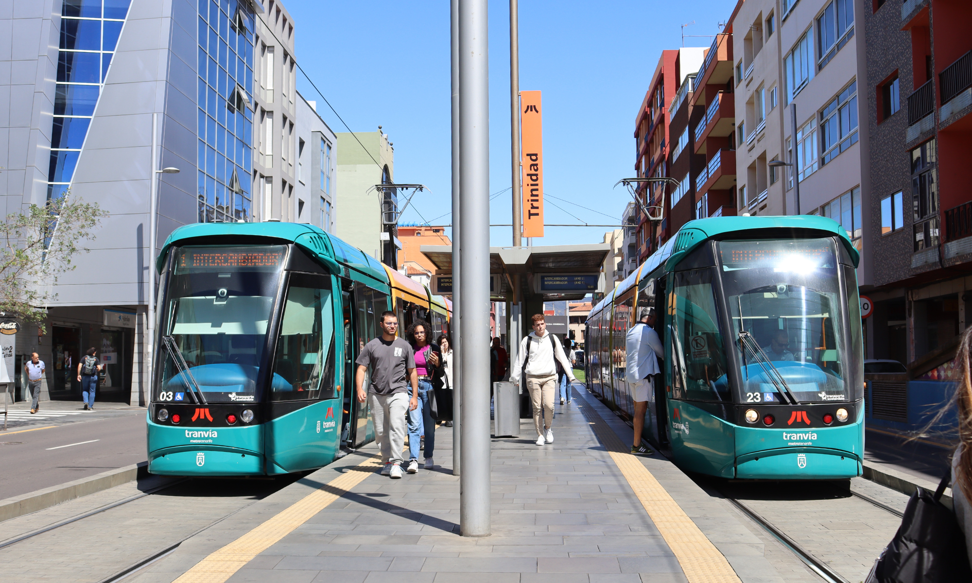 Viajeros en la parada de Trinidad del tranvía, uno de los principales medios de transporte urbano en Tenerife. / ATLÁNTICO HOY 