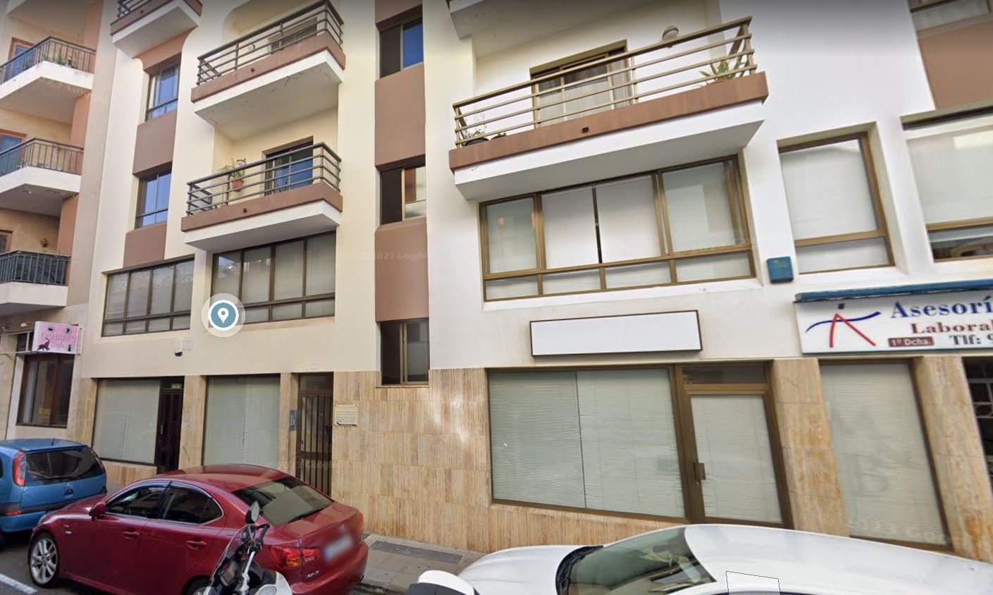 Sede de Inversiones Inmobiliarias Costa Calma / AH