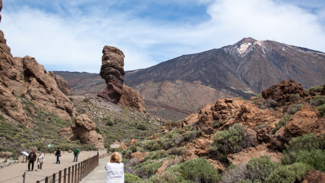 Grupo de personas en el Parque Nacional del Teide, una de las zonas afectadas por la convocatoria de ayudas a las áreas de influencia socioeconómica. / PIXABAY