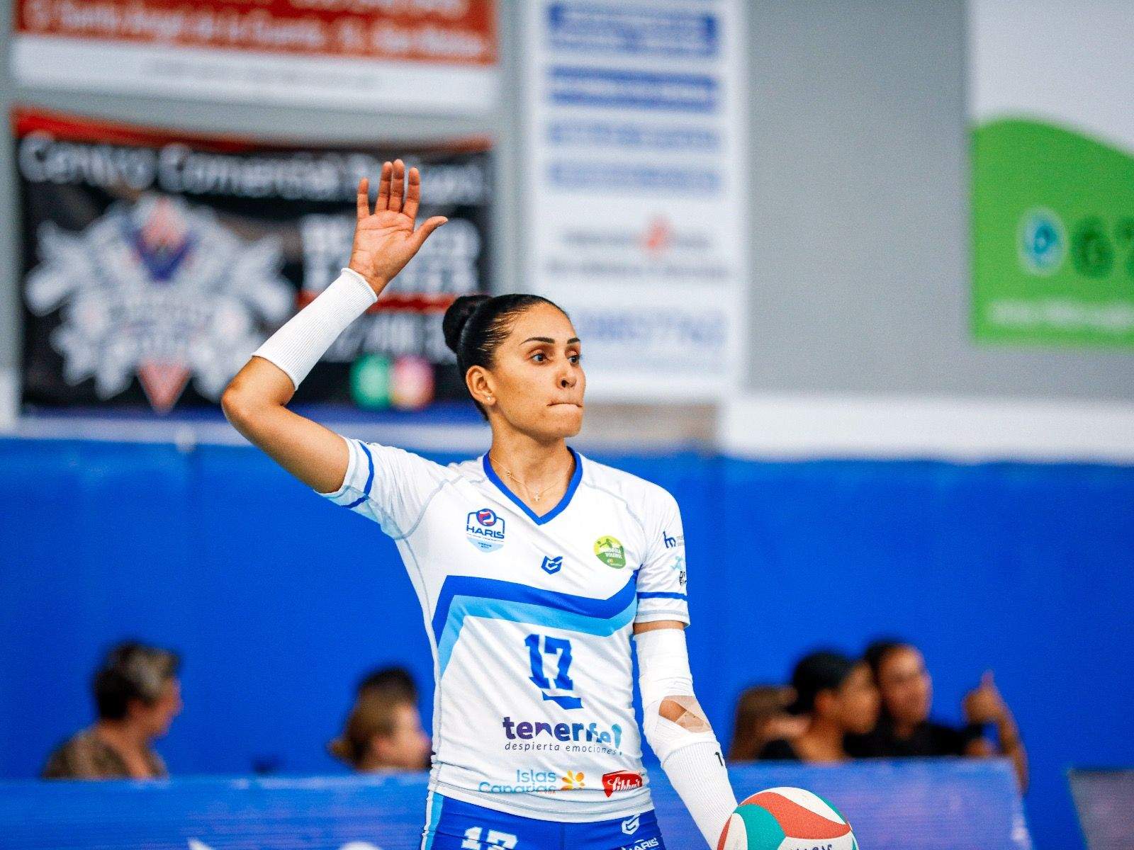 Lisbet Arredondo, al saque, con su codo izquierdo vendado./  CV HARIS.