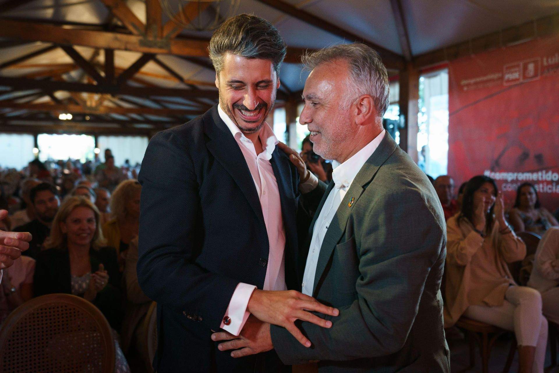 Luis Yeray Gutiérrez, junto al presidente de Canarias, Ángel Víctor Torres. / EFE – RAMÓN DE LA ROCHA 