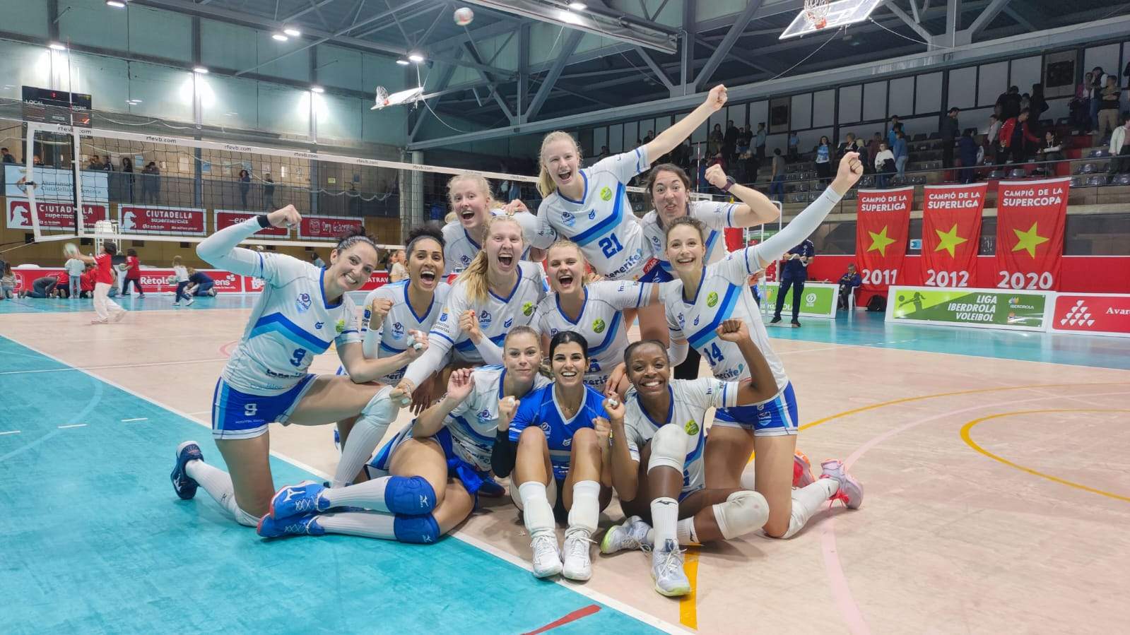 Las jugadoras del CV Haris celebran la clasificación para la final tras imponerse a domicilio por 1-3 en Menorca./ CV HARIS.