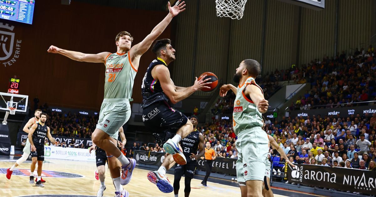 Leandro Bolmaro aportó ocho puntos y atrapó diez rebotes en su regreso ante el líder de la Liga tras superar su lesión./ CB CANARIAS.