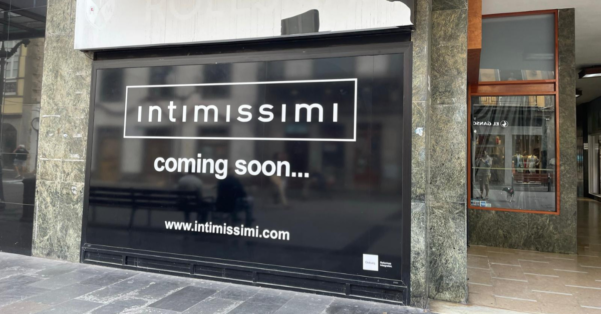 Cartel que anuncia la nueva apertura de Intimissimi en Triana / ATLÁNTICO HOY
