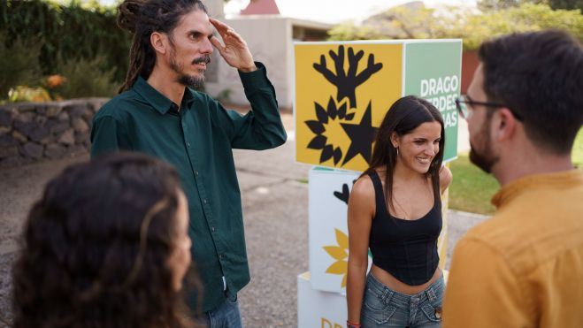 Alberto Rodríguez, junto a Carmen Peña, que encabezará la lista de Drago Verdes Canarias al Parlamento por Tenerife. / RAMÓN DE LA ROCHA-EFE