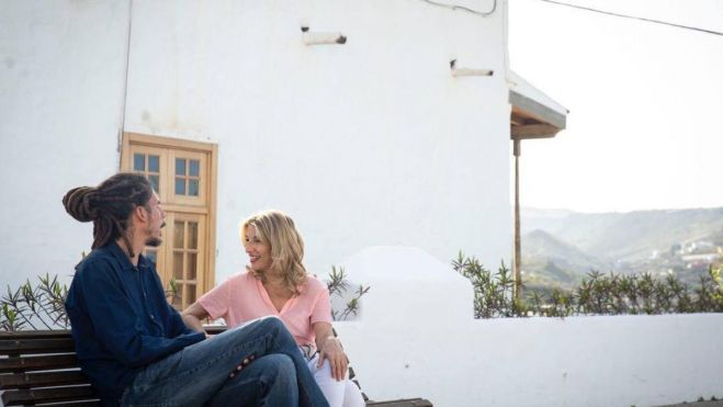 Alberto Rodríguez charla con Yolanda Díaz en Telde. / PROYECTO DRAGO