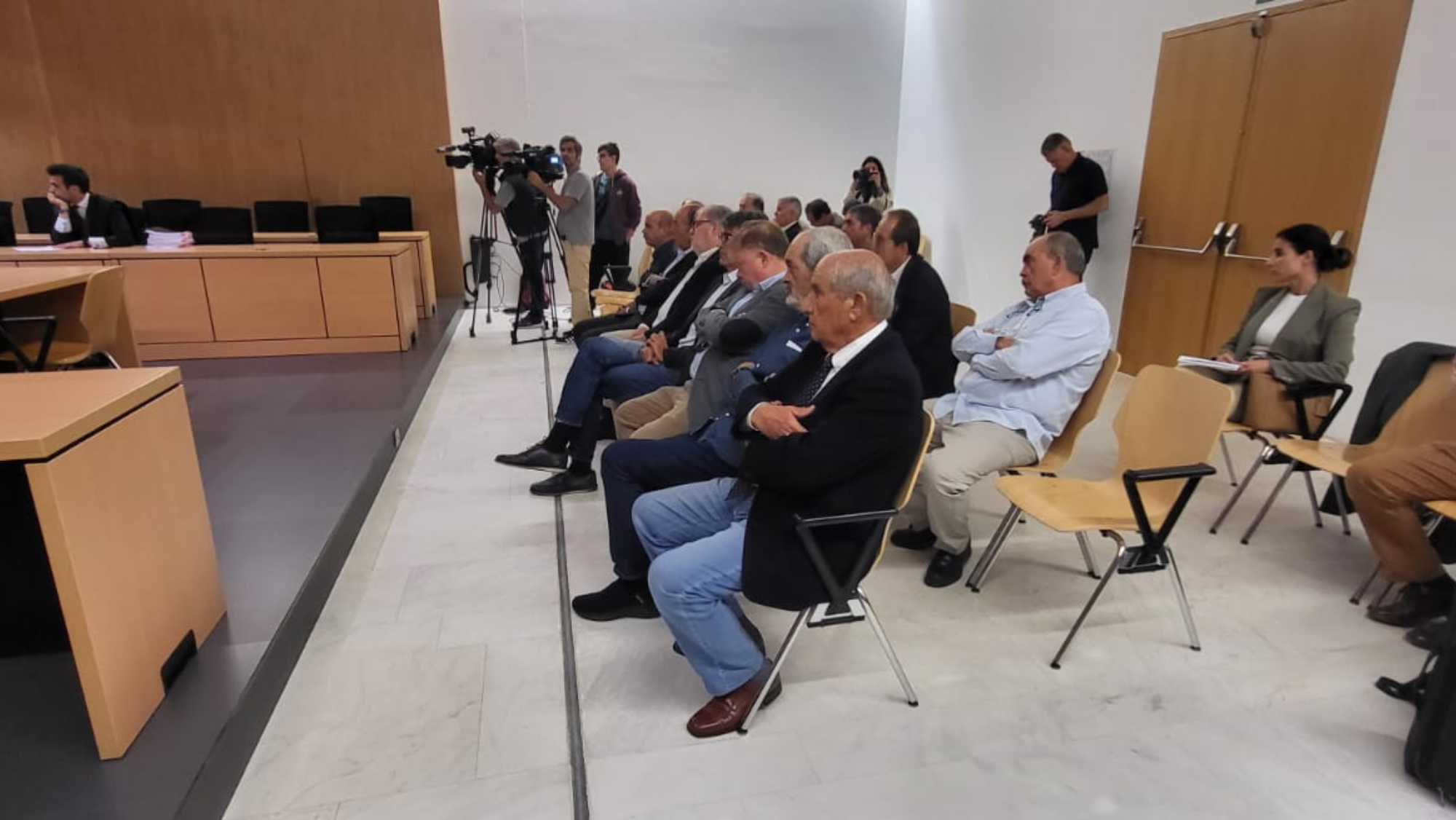 En primer plano, Dimas Martín en el juicio/ ATLÁNTICO HOY -  G. DÍAZ MEDINA