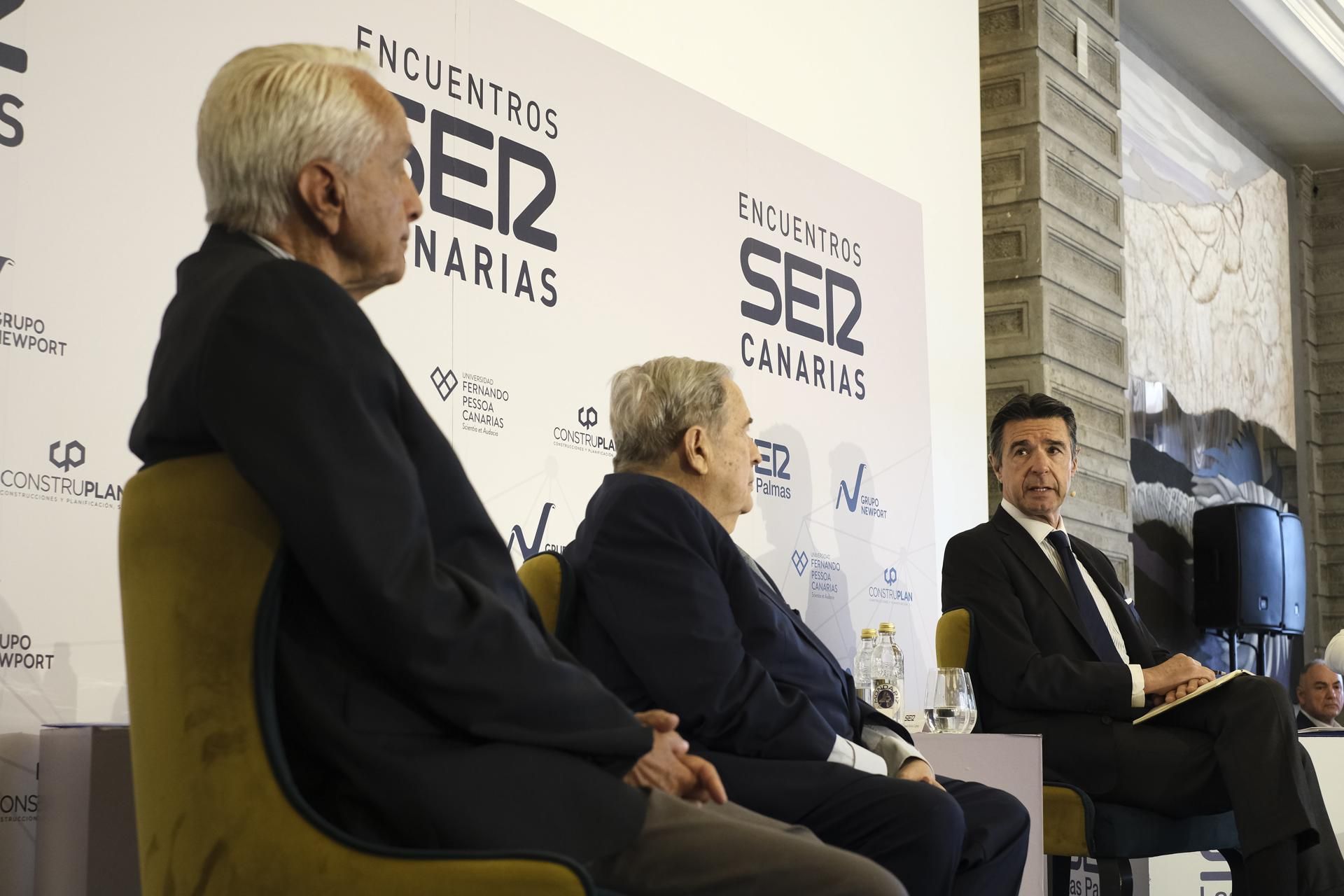 El expresidente de Canarias Jerónimo Saavedra (c), el exportavoz de Coalición Canaria el Congreso José Carlos Mauricio (i) y el exministro de Industria José Manuel Soria (d)./ EFE - ÁNGEL MEDINA