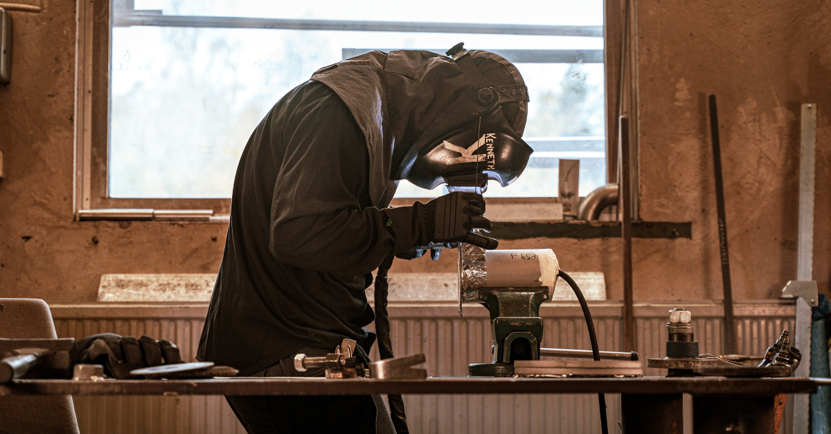 Un trabajador de una pyme industrial durante su jornada laboral. / UNSPLASH